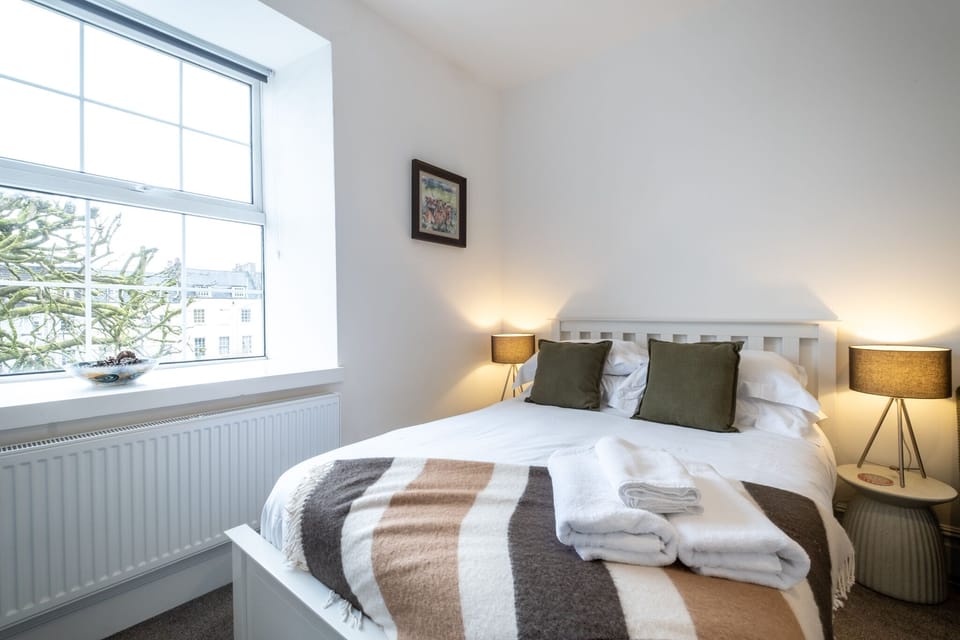 Double bedroom offering stunning Clifton views