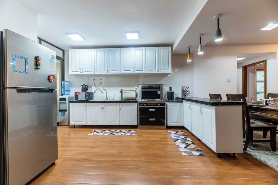 A spacious, fully eqquiped, chef's kitchen.
