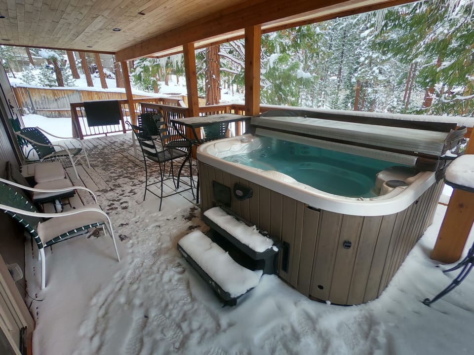 Indoor spa tub