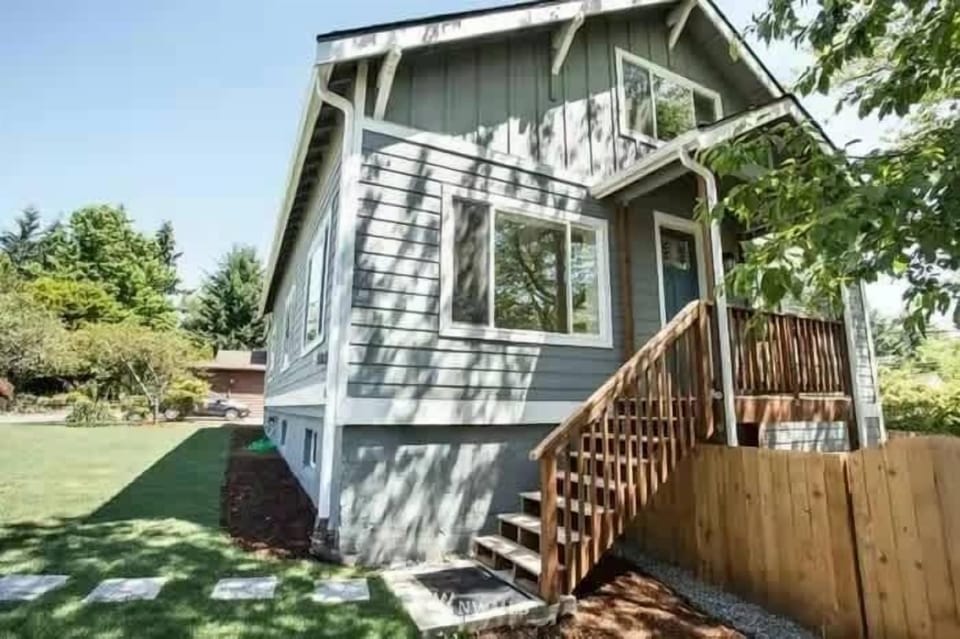 The side of the house
房子的侧面