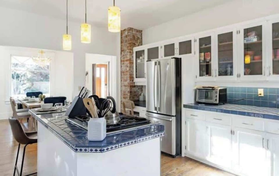 厨房 kitchen
A large window floods the space with natural light, creating an inviting atmosphere, while the stainless-steel appliances ensure modern convenience. The deep farmhouse-style sink with a sleek, high-arc faucet adds both beauty and functiona