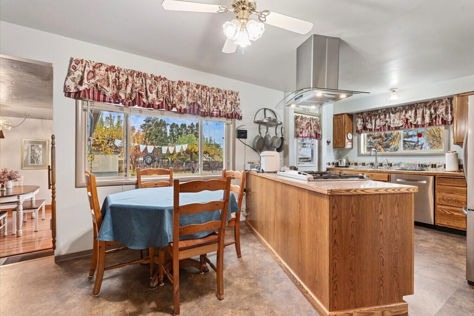 Grab a quick meal at this kitchen table for 4.