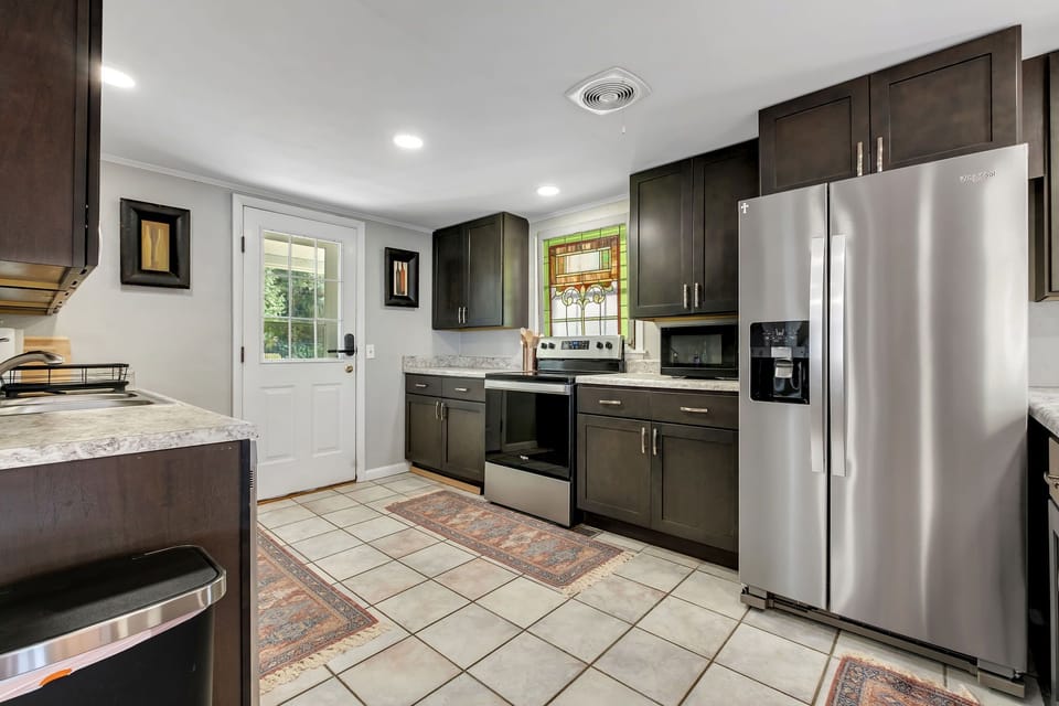 Enter house from the street into kitchen