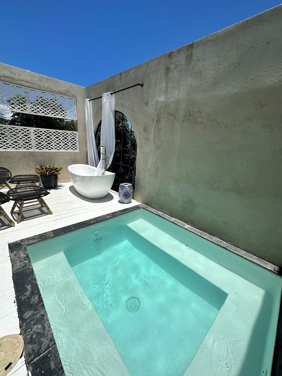 Outdoor spa tub