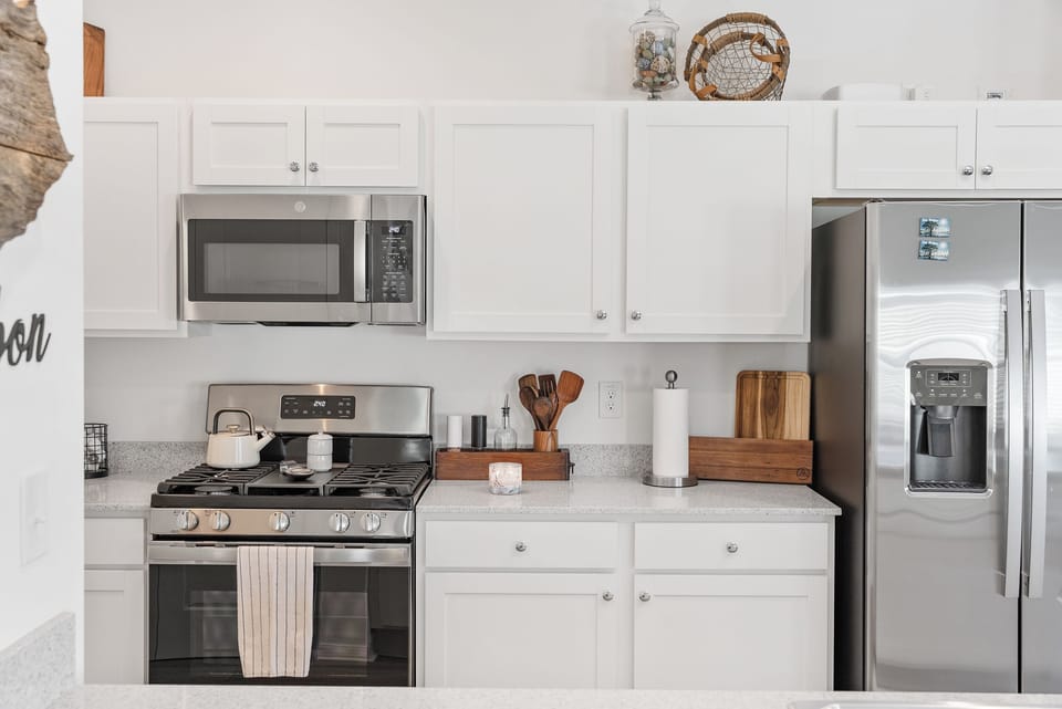 Stainless Steel Appliances, including a Fridge with Ice/Water Dispenser