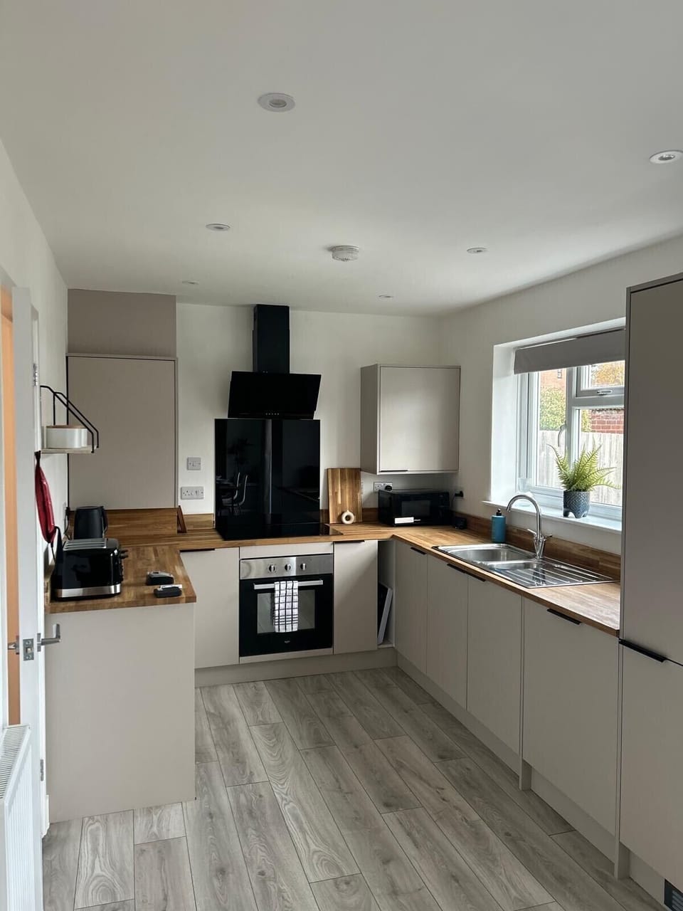 Fully equipped kitchen with coffee machine and complementary pods