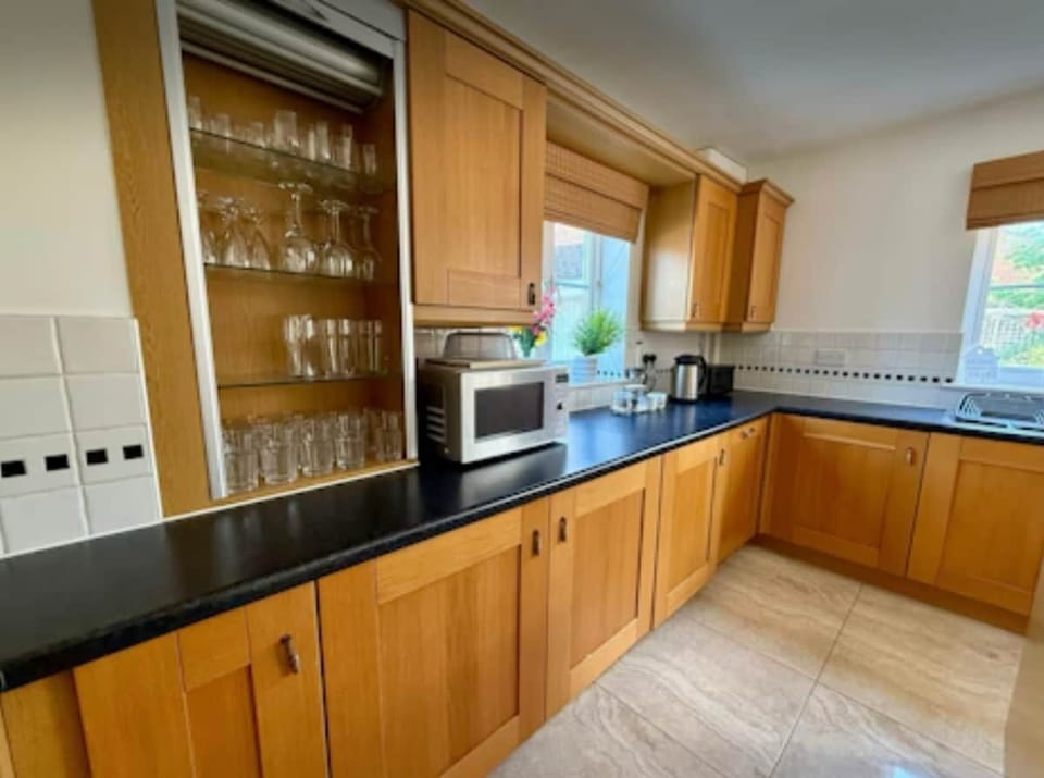 Full kitchen including integrated washing machine and dishwasher 