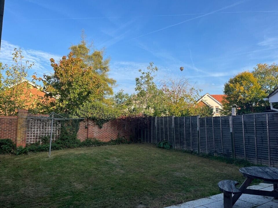 Updated photos pending
Secure rear lawned garden. 