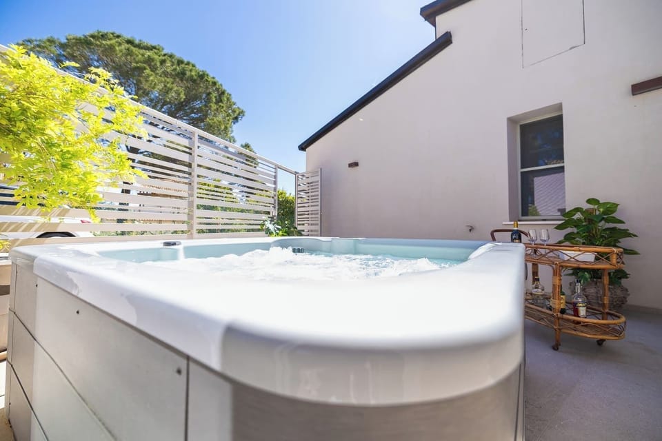 Outdoor spa tub