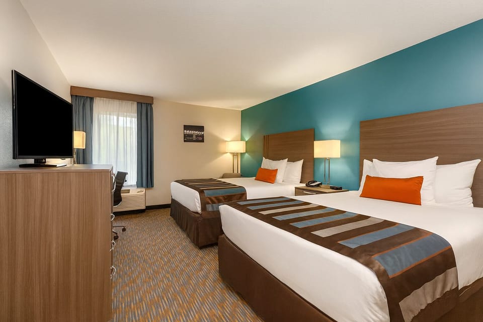 Unit with a 2 Queen beds, mini-fridge and microwave