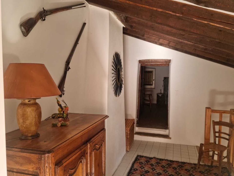 Le palier menant à la chambre et à la salle de bain.