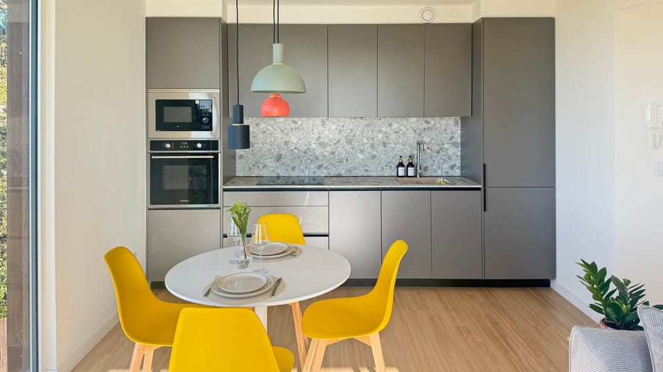 Fully equipped kitchen with dinning area