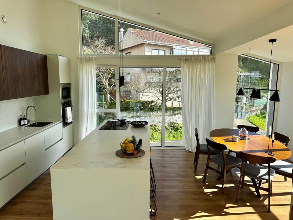 Modern living room with panoramic views and soft light, ideal for peaceful shared moments.