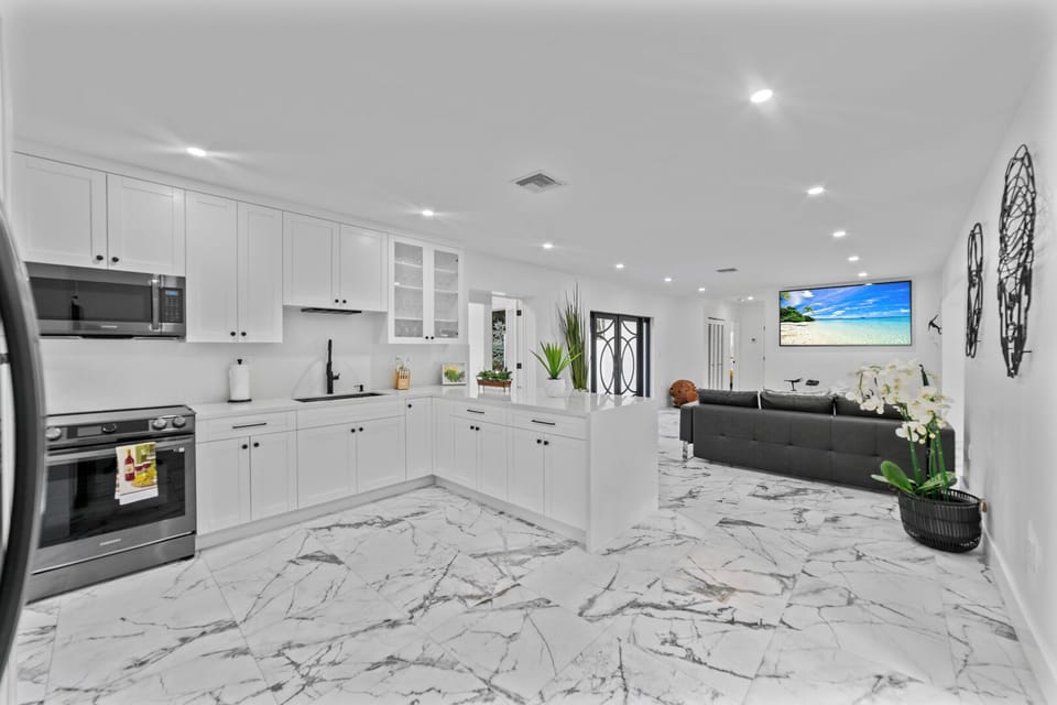 A beautiful, spacious, and fully equipped kitchen.