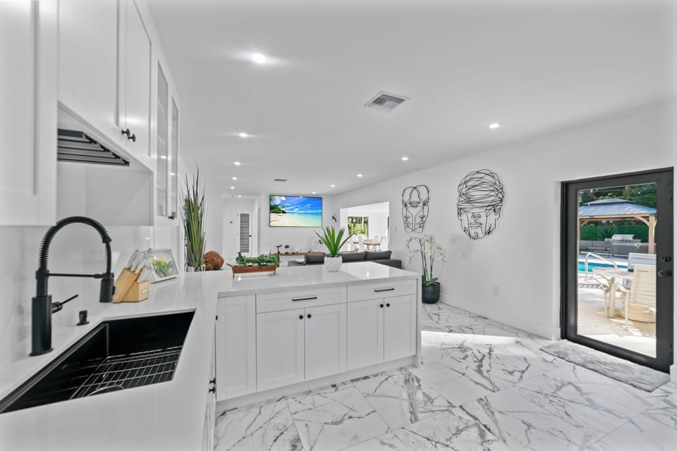 A fully equipped kitchen with plenty of space to enjoy.
