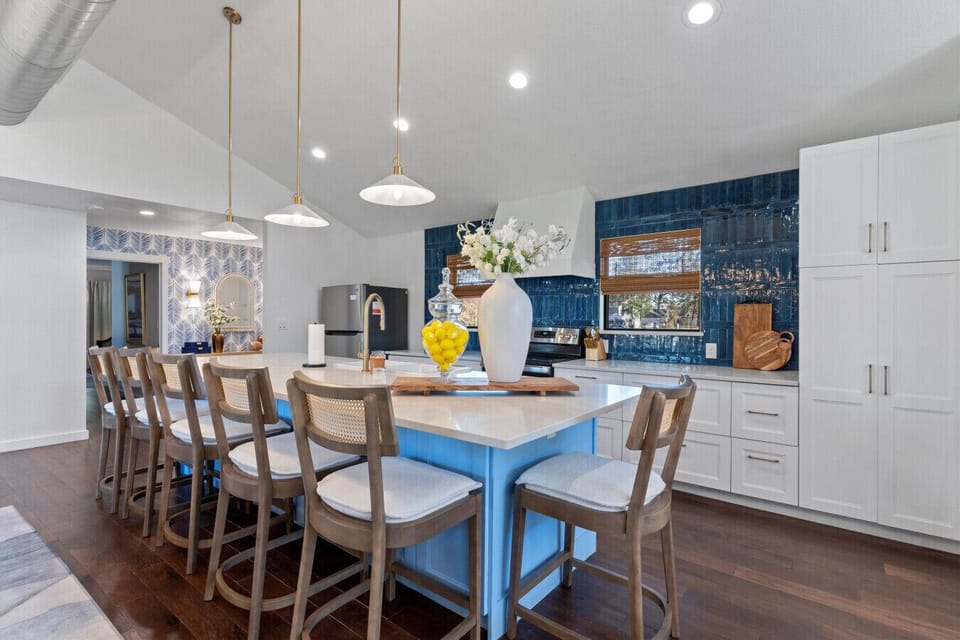 Beautiful fully stocked kitchen w/ island sitting