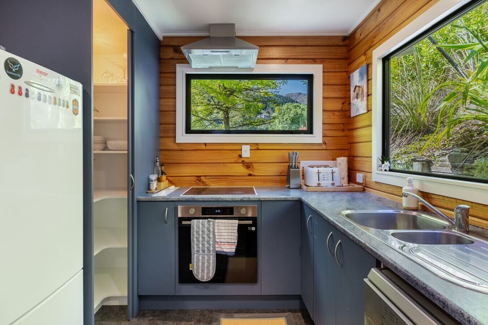 Well equipped kitchen to make meal prep a breeze. Or ask us for local restaurant recommendations.
