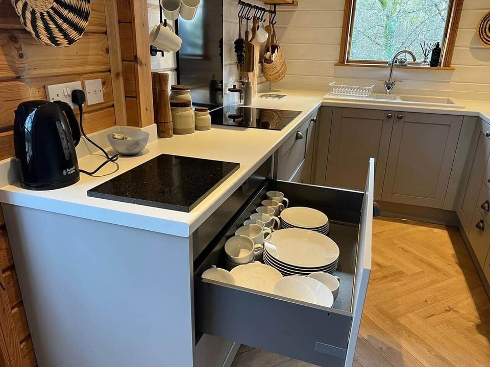 Crockery for 6