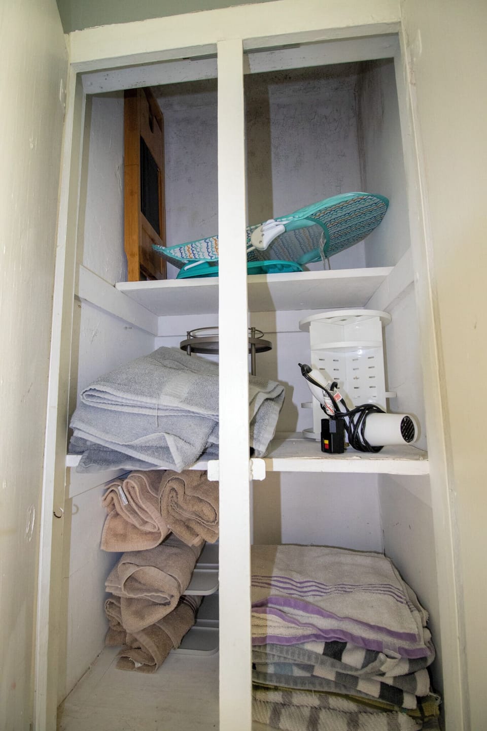 Fully stocked linen closet with plenty of extra towels available for your stay. 