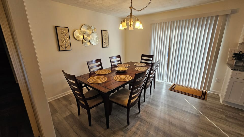 Dining area open to Kitchen - sturdy table seats 6. 