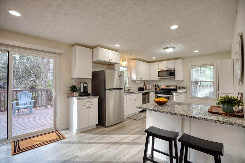 Spacious kitchen equipped w/ Keurig coffee maker, toaster, full size appliances