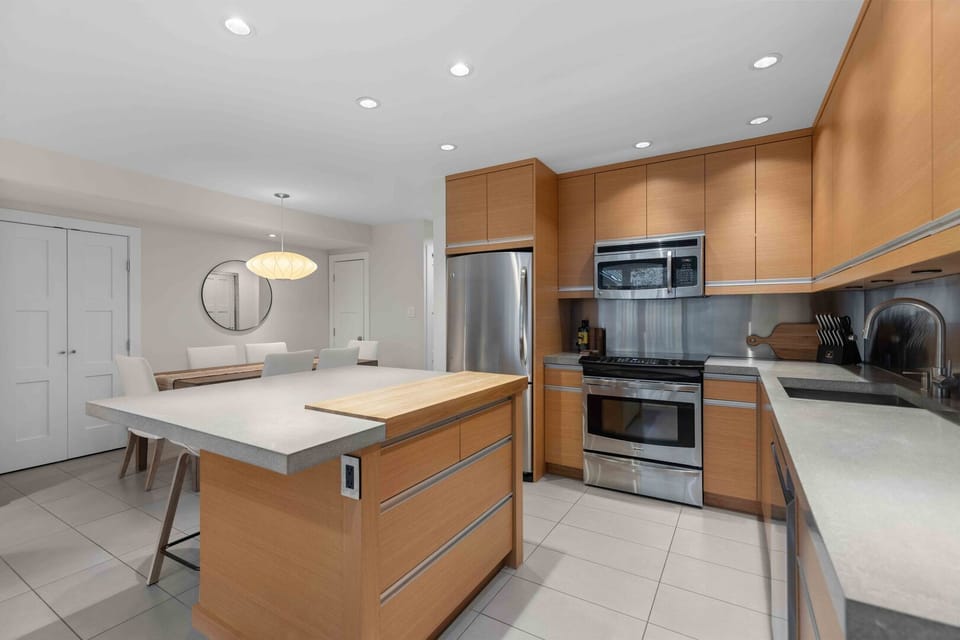 Change the pace of your holiday by preparing a home cook mean in this fully equipped kitchen