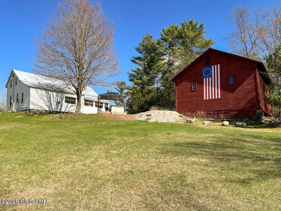 Classic1900 Farmhouse and Red Barn: Your historic retreat on private Faxon Pond
