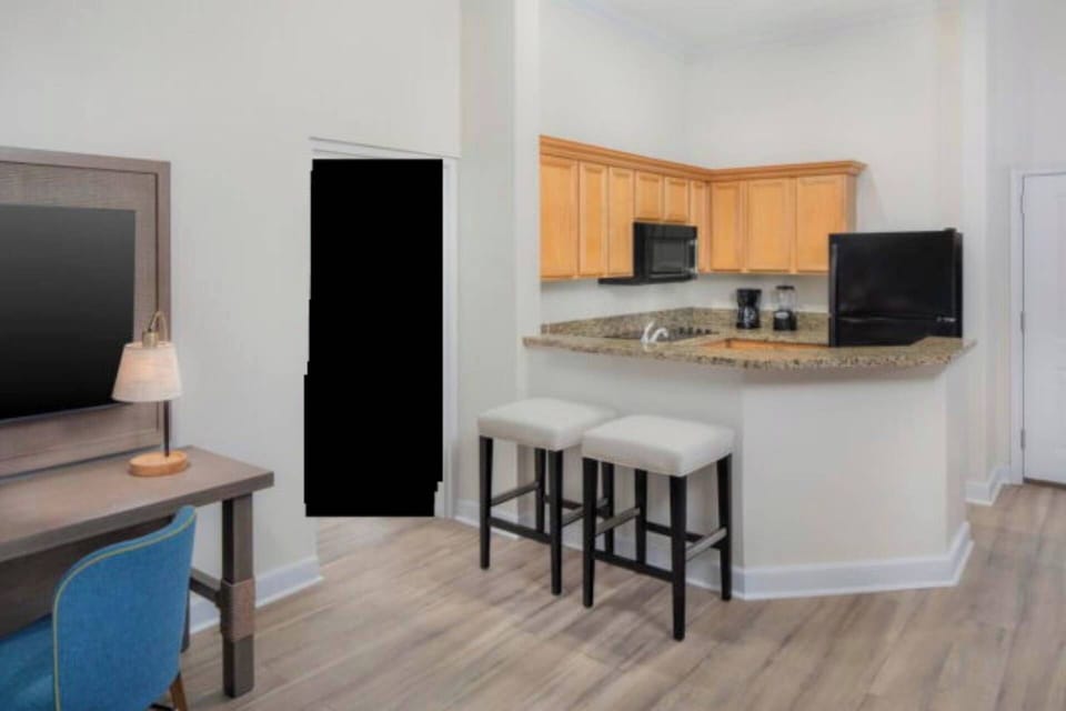 Primary full kitchen (no oven)