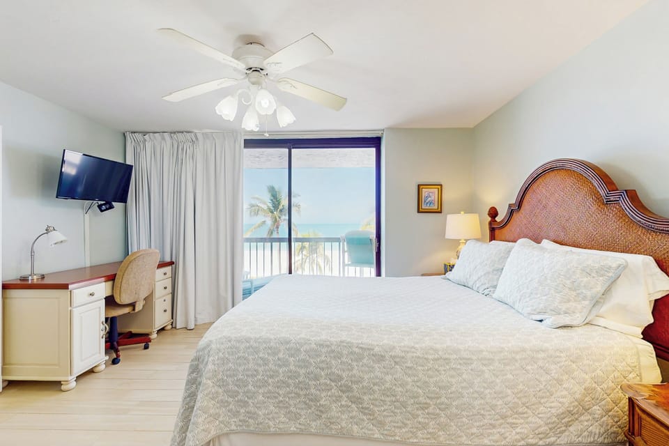 Bedroom 1 | Queen Bed