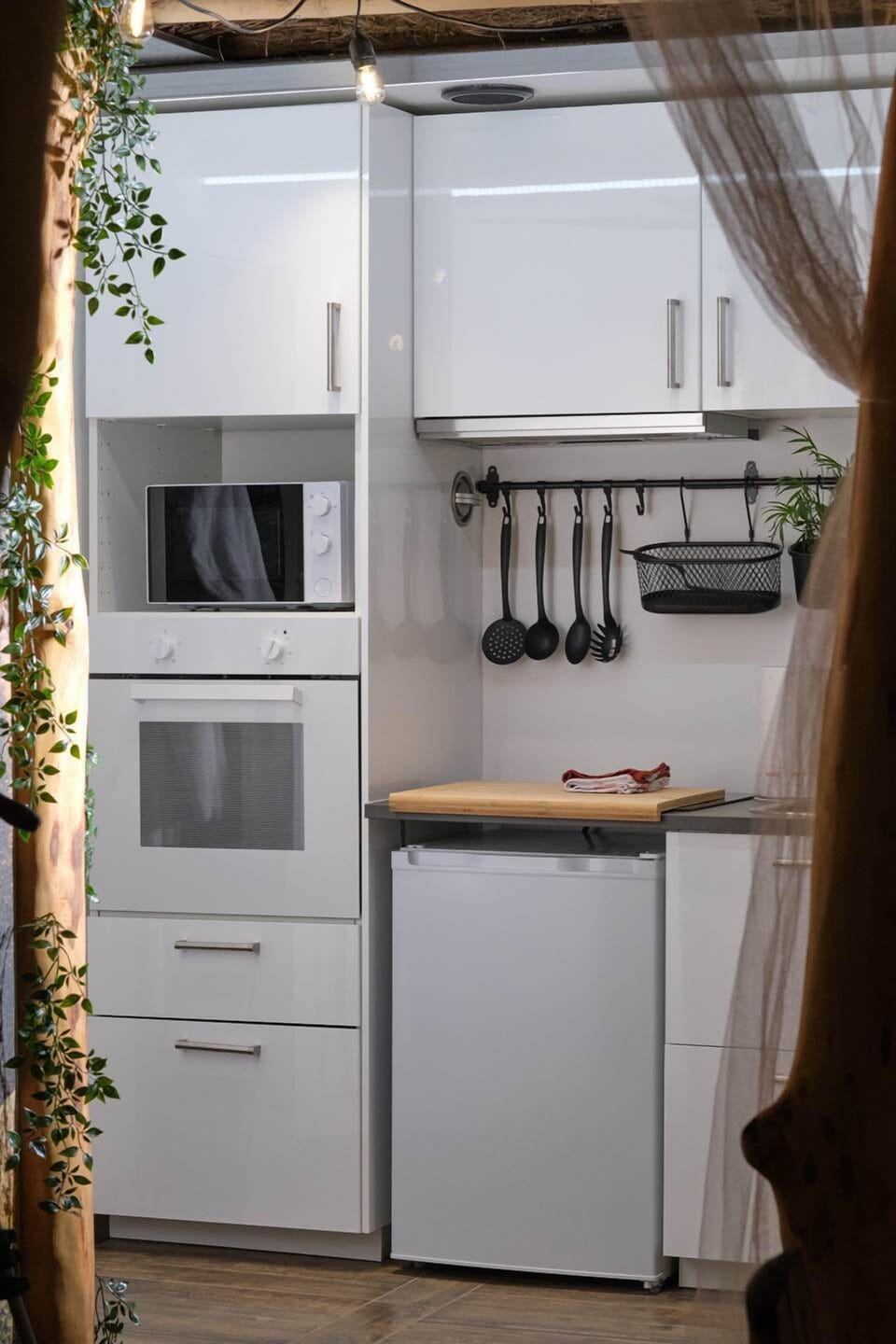 Kitchenette équipée – séjour cosy en couple