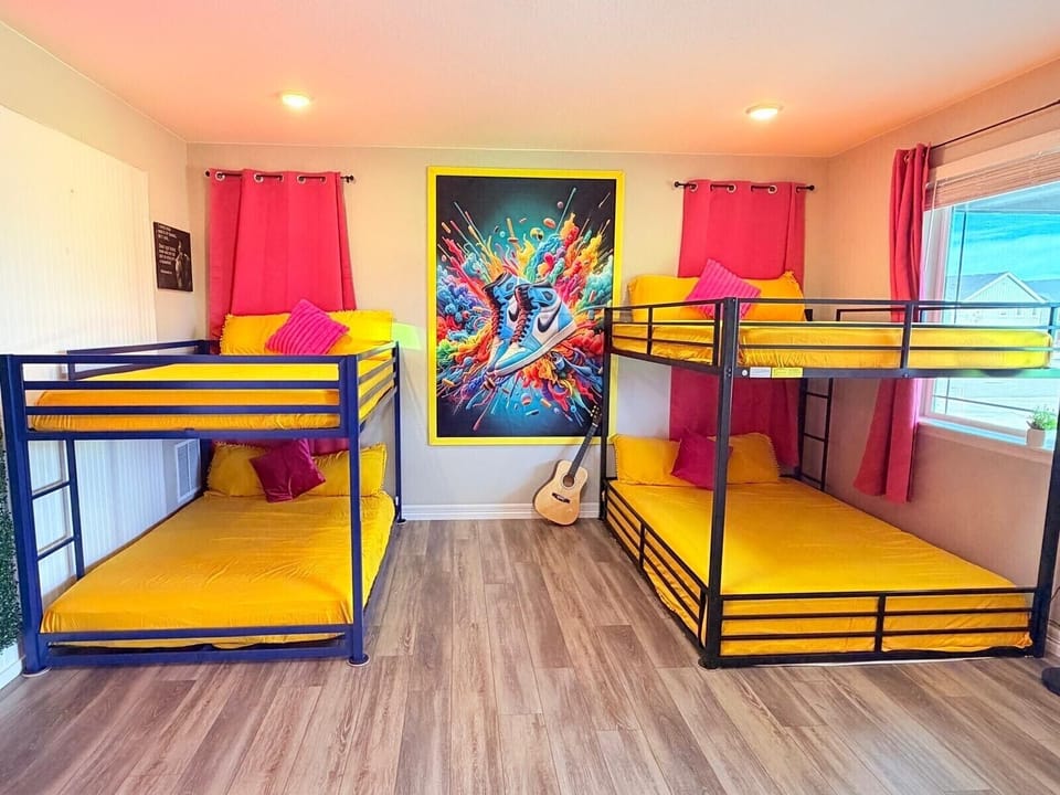 Bunk bedroom with two queen beds + two full beds
