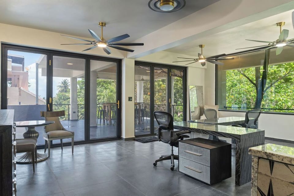 Create, work, or film in the spacious studio, featuring two pro desks, lighting, and microphones — ideal for content creators and remote professionals alike.