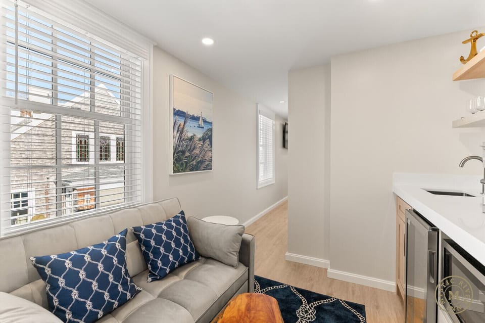 Slow down and stay awhile. Our intentionally designed lounge is the ideal retreat for morning coffee or an evening glass of wine.