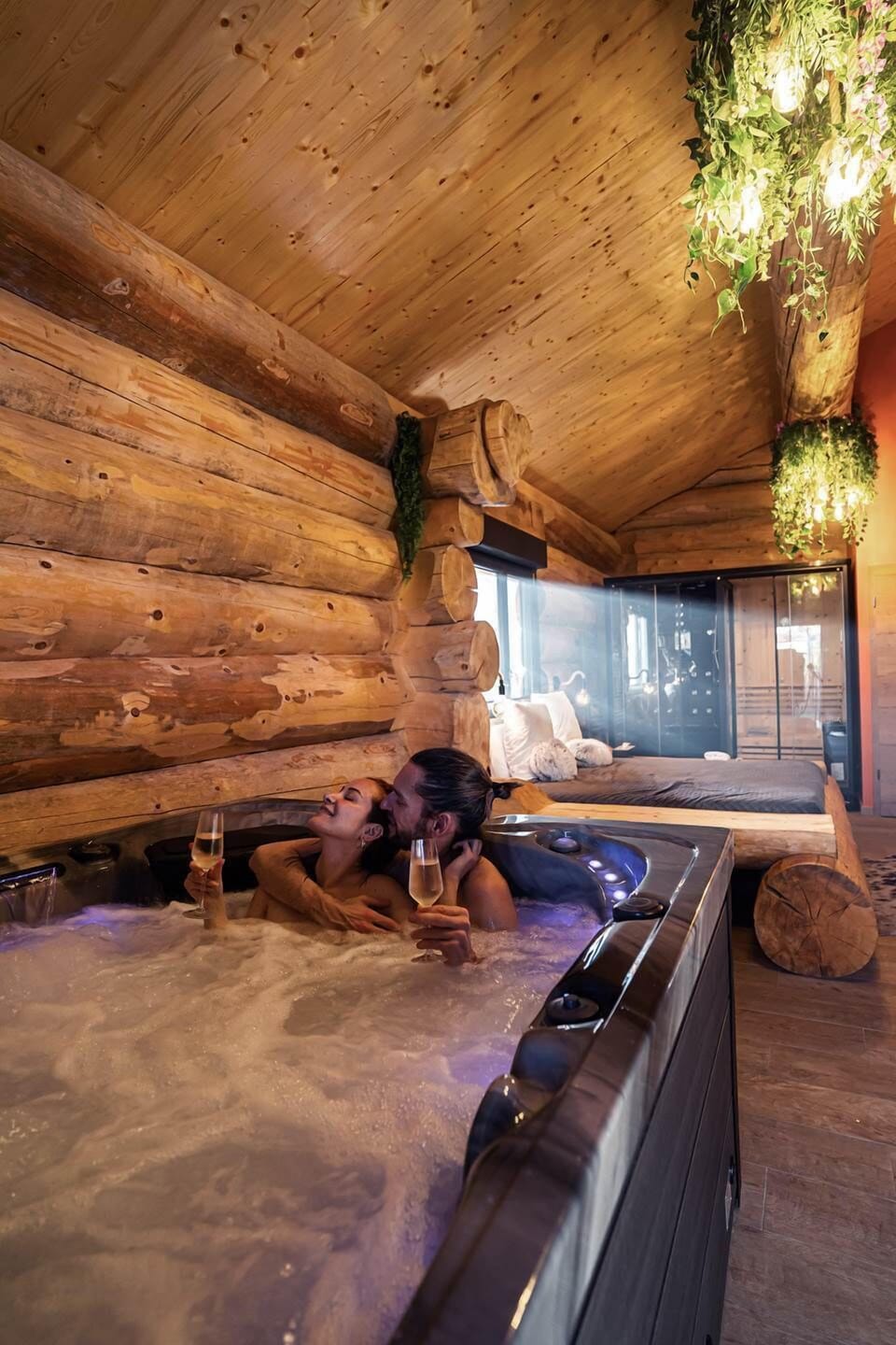 Couple dans jacuzzi privatif avec champagne