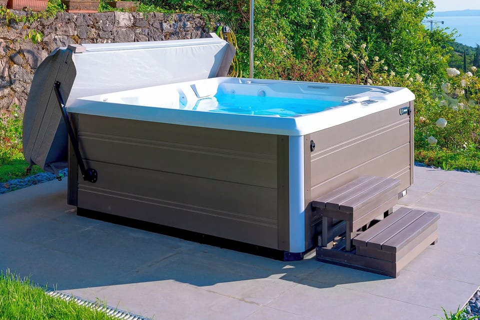 Outdoor spa tub
