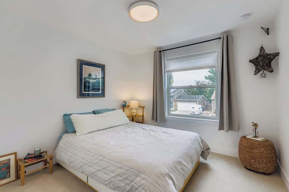 This second bedroom offers a double bed in a light-filled space, ideal for restful nights and relaxation.
