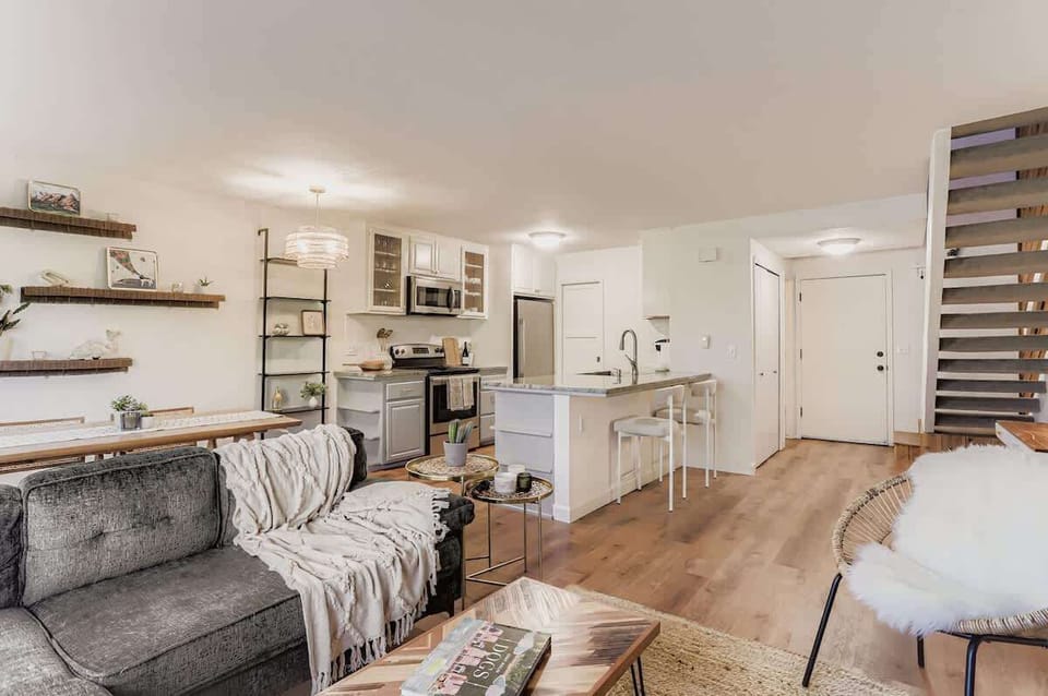 Seamless flow between kitchen, dining table, and living room