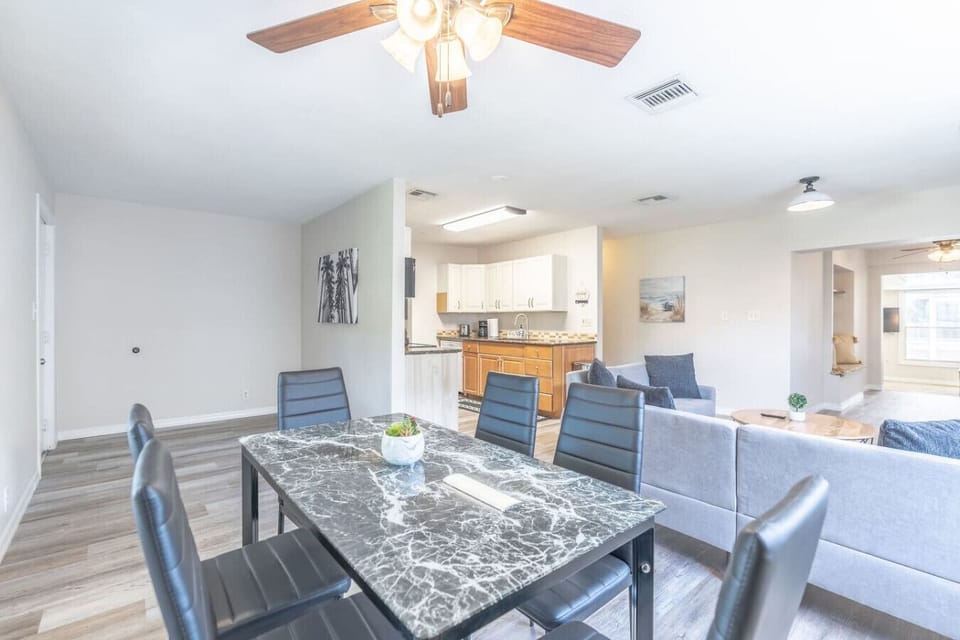 Comfortable dining area ️designed for guests to enjoy meals :)