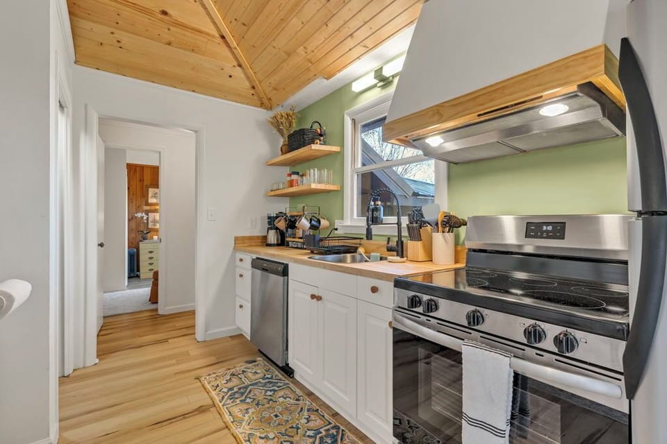 Kitchen, coffee bar, dishwasher, 5-top range/oven.