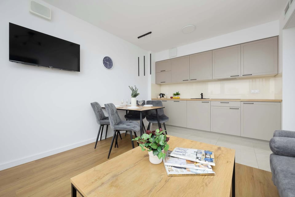 Positioning the table next to the kitchenette allows an easy flow between cooking and dining, enhancing everyday comfort.