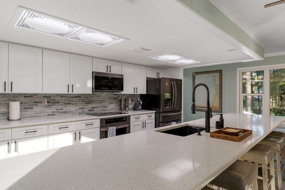 Full dining kitchen