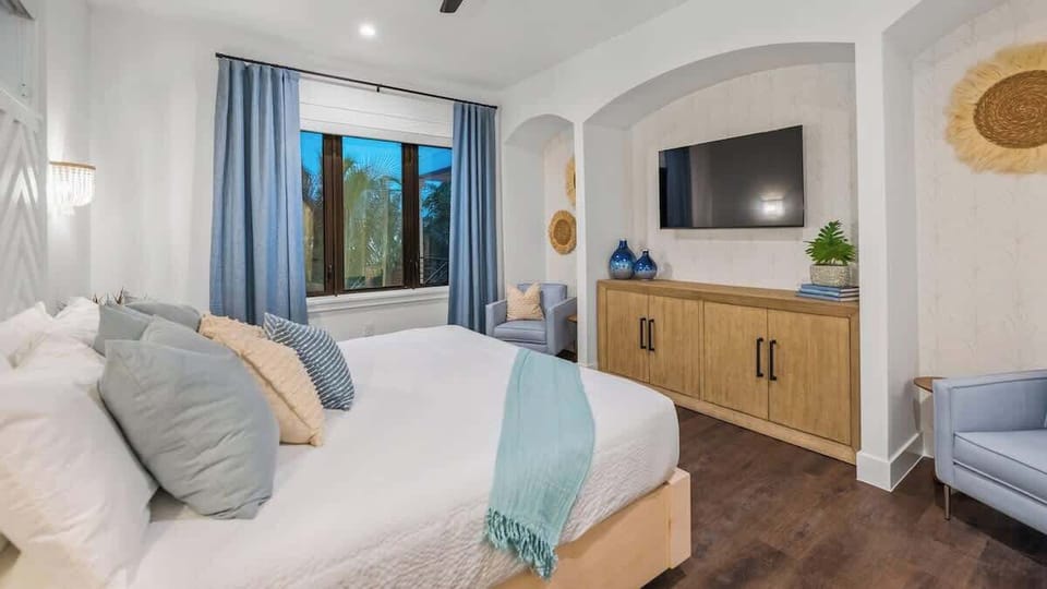 House A - Master Bedroom - King Sized Bed - En-Suite Master Bathroom
