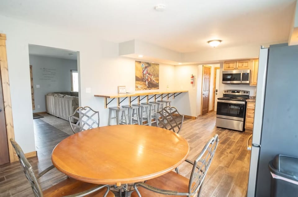 Kitchen w/ Eating Areas