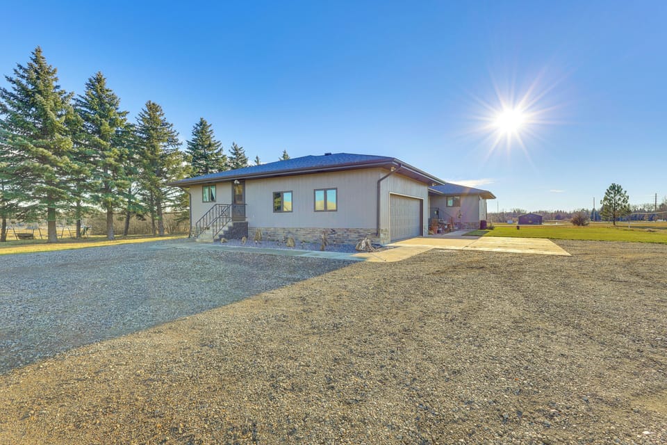 Dickinson Vacation Rental | 3BR | 2BA | Step-Free Access | 2,600 Sq Ft