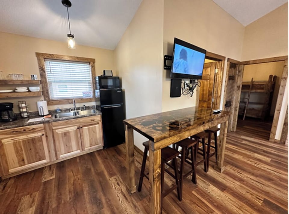 Kitchen & Eating Area