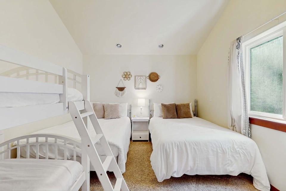Bright an cheery lott bedroom