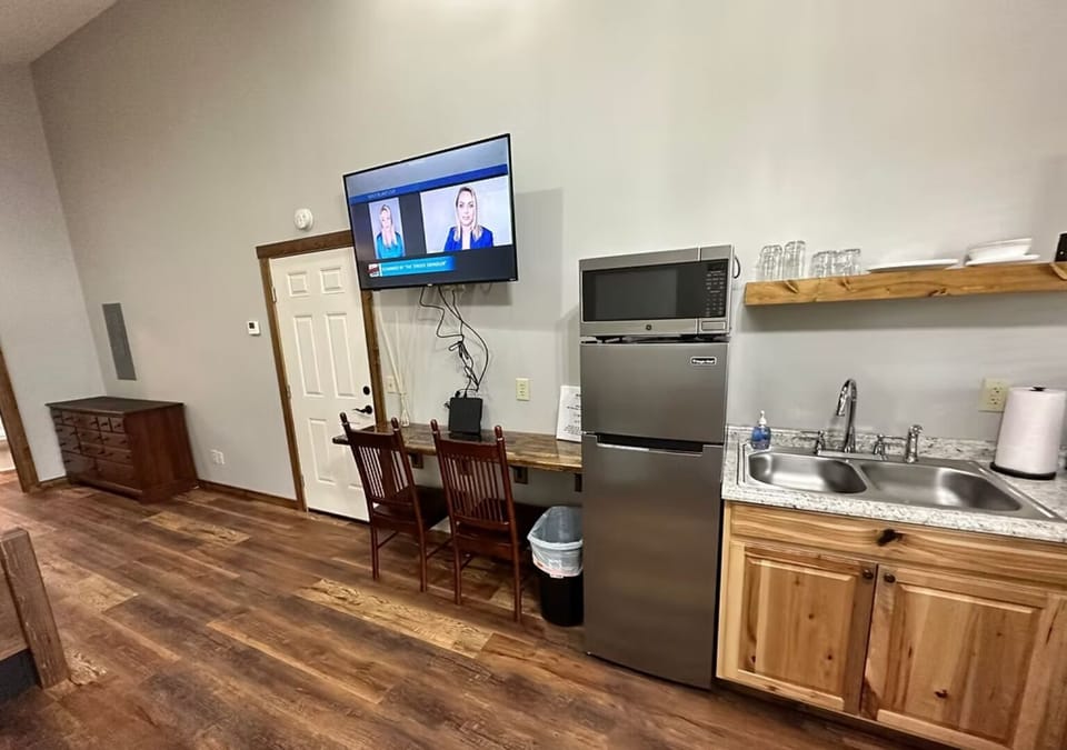 Kitchen & Eating Area