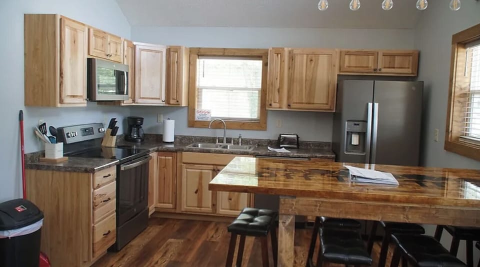 Kitchen & Eating Area