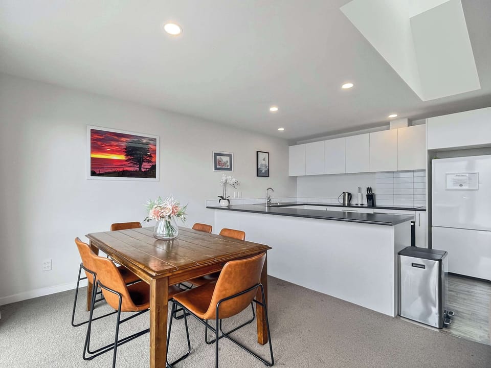 Welcoming dining space beside the kitchen, ideal for shared meals and relaxed evenings