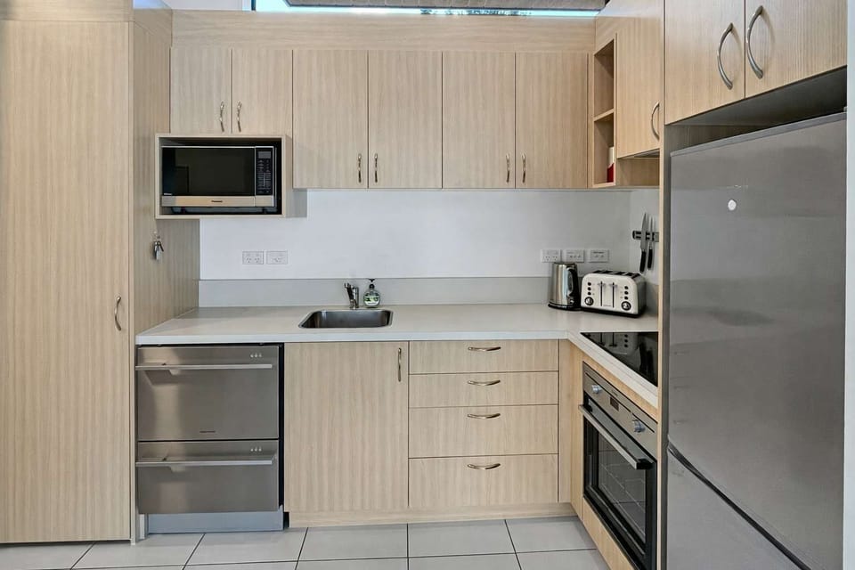 With modern appliances, generous bench space, and everything you need to cook at home, it’s perfect for slow breakfasts, relaxed dinners, or a quick bite before heading out to explore Queenstown.